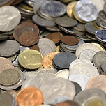 공짜로 돈을 준다고 하면, 10원 동전으로 300만원 받기 VS 5만원권으로 30만원받기 이미지