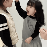 언니 약먹는 거 도와주는 동생 이미지