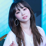 팬싸템 착용한 르세라핌 김채원.jpg 이미지