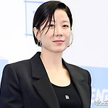 故 이선균 떠나보낸 전혜진, 본업 복귀…&#34;행복했으면&#34; 쏟아지는 응원 [엑&#39;s 이슈] 이미지