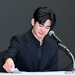 유족 고소·광고주 피소... 김수현, &#39;줄소송&#39; 암흑기 봉착 [Oh!쎈 이슈] 이미지