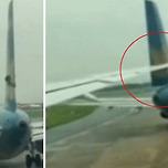 칼로 자르듯 꼬리를 자르는 비행기 이미지