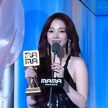 "이렇게 갑자기" 카리나 '깜짝'…에스파, '팬스 초이스' 첫 번째 수상 주인공 [2024 MAMA] 이미지