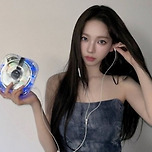 카리나가 든 CD플레이어 ‘소품 아닙니다’…아이돌 앨범도 ‘복고’ 바람 이미지