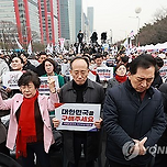 [속보]민주 &#34;與, 윤석열의 지독한 망상과 궤변에 찬동하며 극우 정당 자처...극우의 미몽에 빠져 정신이 나가도 한참 나가&#34; 이미지