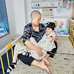 의사 파업에 항의 삭발한 엄마 “환자 지켜야 국민이 지지할 것” 이미지