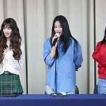 무대 선 &#39;뉴진스&#39; 팀명 말 못했다…변호사 &#34;이름 반납해야&#34; 이미지