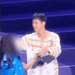 팬 천 명과 프리허그한 BTS 진…성추행 논란도 이미지