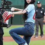 &#39;시구의 경제학&#39; 스타 연예인에게 구단은 얼마를 줄까 [류선규의 비즈볼] 이미지