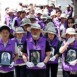 尹 &#39;이태원 참사 조작&#39; 발언 논란에…유족 &#34;사실이라면 사죄하라&#34; 이미지