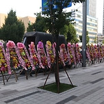 &#34;슈가, 포토라인 서기 전 탈퇴해&#34;…하이브 앞 화환 시위 이미지