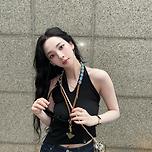 “빛을 머금은 여름 오후”…카리나, 고요한 강렬함→도심 미학 완성 이미지