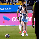 취향 맞춰 수선한 건데… 장원영 시축 의상에 “노출 과도” vs “예쁘다” 이미지