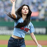 프로야구 &#39;시구&#39;가 뭐길래…경기보다 더 초미의 관심사였던 &#39;카리나 시구&#39; 이미지