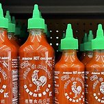 10배 비싸지며 &#39;귀하신 몸&#39;…품귀 현상 스리라차 소스 무슨 일 이미지