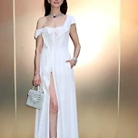 22만원 원피스 입은 앤 해서웨이 이미지