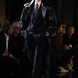 생로랑 패션쇼 중 여성정장 이미지