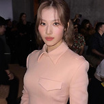 연예인으로 알아보는 2024 팬톤 컬러 ‘피치 퍼즈’ 활용법❣️ 이미지