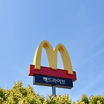 파란 물감 푼 거 같은 오늘 하늘 이미지