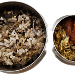 불고기볶음밥, 북어포, 멸치 반찬, 후식으로 사과 이미지