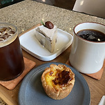 맛있는 디저트와 아메리카노 이미지