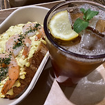 속이 빵빵한 샐러드크루아상과 복숭아 아이스티 이미지