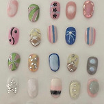 요새 유행하는 키치한 네일 이미지