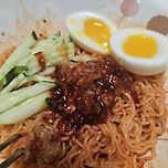 비빔면 근데 양념게장살을 곁들인 이미지