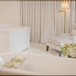 모델 &#39;미란다 커&#39;의 매우 특이한 욕실 이미지