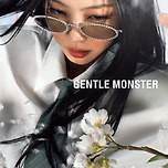 최근 젠틀몬스터와 작별한 제니가 새로 만난 듯한 아이웨어 브랜드 이미지
