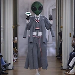 외계와의 조우가 컨셉이라는 &#39;톰브라운&#39; 봄 신상 이미지