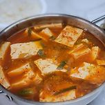 두부찌개. 맛있는 점심 드세요. 이미지