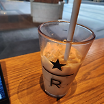 스타벅스에서 아이스라떼 한잔으로 하루 시작. 이미지