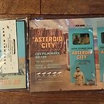 애스터로이드 시티 필름마크랑 뱃지 받았어요ㅎㅎ 이미지