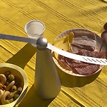 야외에서 음식에 벌레 퇴치해주는 쩔템.gif 이미지