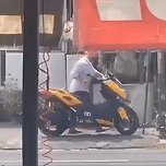 스쿠터 자물쇠 채워놓은걸 깜빡했네.gif 이미지