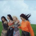 aespa 에스파의 청춘영화 재질이 듬뿍 느껴지는 &#39;Live My Life&#39; Universe 트랙비디오 이미지