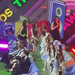 오늘자 2025 MMA 하츠투하츠 챙기는 카리나.gif 이미지