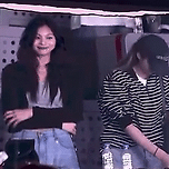 세븐틴콘서트에간 VIVIZ비비지 신비와 엄지.gif 이미지