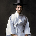 1901년 조선을 여행하며 한복 입고 사진 찍은 사람 이미지