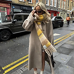 요즘 패피들이 목도리를 두르는 자세 이미지