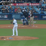 [MLB] 매니 마차도 홈런공 다시 외야로 던져버리는(?) 다저스팬ㅋㅋ 이미지