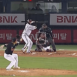 어제자 한국시리즈 2차전 KT 오윤석의 다이빙 캐치 명장면.gif 이미지