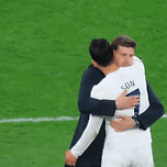 토트넘 vs 첼시 경기 종료 후 손흥민을 위로하는 포체티노 이미지