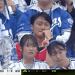 [KBO] 웃참중인 SSG랜더스팬.gif 이미지