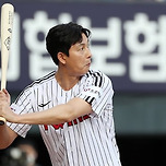 배우 정우성, 잠실 야구장에 뜬다…한국시리즈 2차전 시구 이미지