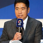 코시 3차전 시구 KT 위즈 초대 감독 조범현, 영원한 리더 유한준 이미지