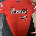 야구 유니폼을 평소에 패션용으로 입고 다니기 힘든 수많은 이유 중 하나 이미지