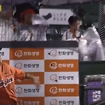 채은성이랑 오스틴 야구공으로 틱택토 하는 중ㅋㅋㅋㅋㅋㅋㅋ 이미지