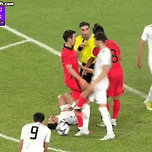 심판 몰래 송민규 가격하는 우즈벡 선수.gif 이미지
